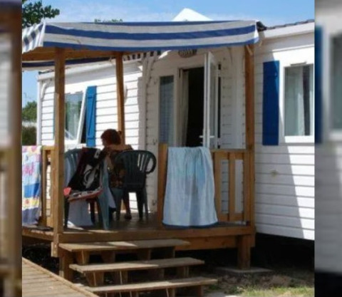 Casa mobile accessibile con veranda al Flower Camping l'Escale du Perthuis, Francia, vicino alla spiaggia.