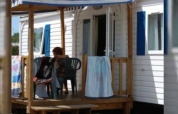 Mobil-home accessible aux fauteuils roulants sur terrasse à Flower Camping l'Escale du Perthuis, France.
