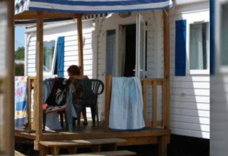 Mobilhome med veranda og rampe, Flower Camping l'Escale du Perthuis, Frankrig, tilgængelig for kørestol.