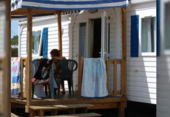 Barrierefreies Mobilheim mit Veranda am Strand von Flower Camping l'Escale du Perthuis in Frankreich.