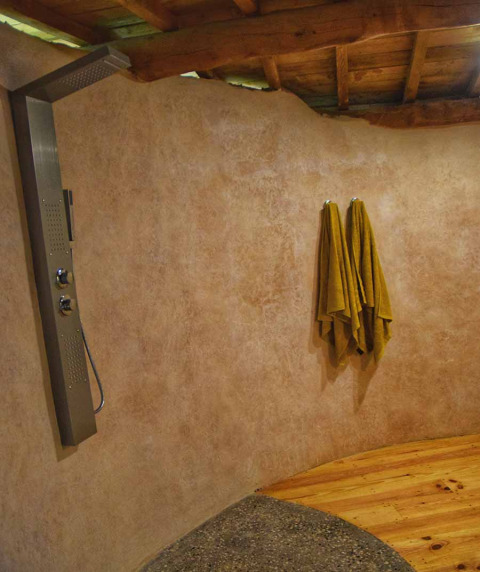 Doccia rustica con pannello moderno e soffitto in legno nella tenda safari 'Dôme' in Francia.