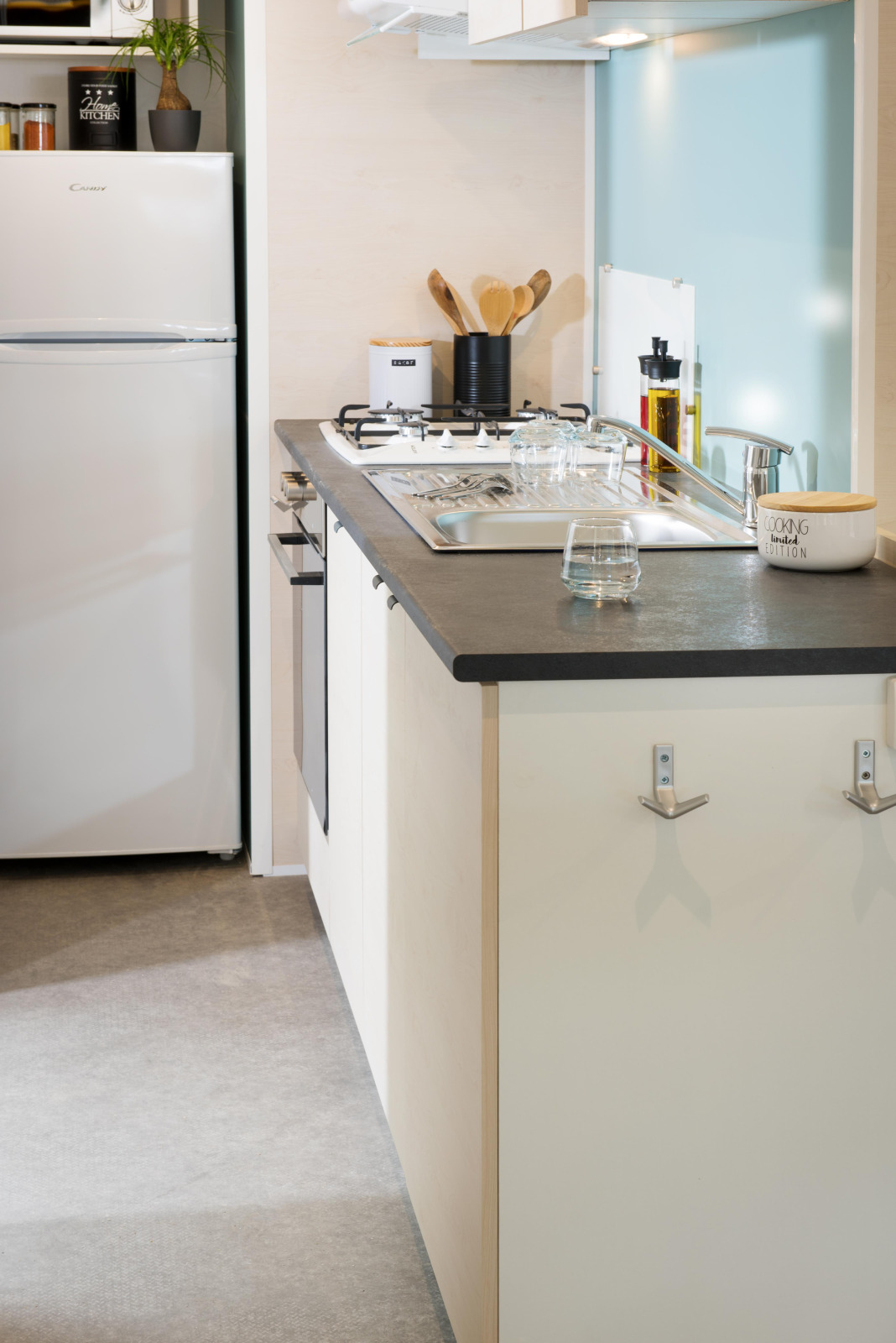 Moderne keuken in Starcaravan Lavaurette op Camping Les 3 Cantons, Frankrijk, met fornuis en spoelbak.
