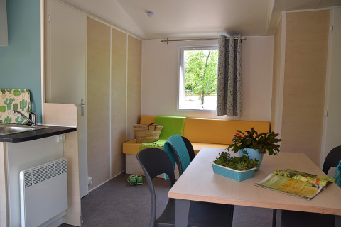 Vue intérieure d’un lodge moderne au Starcaravan Lavaurette, camping Les 3 Cantons en France.