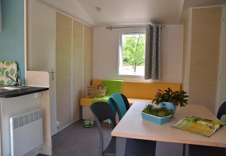 Vue intérieure d’un lodge moderne au Starcaravan Lavaurette, camping Les 3 Cantons en France.