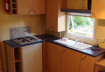 Küchenansicht im Mobile home Comfort auf dem Campingplatz La Grande Véyière mit Gasherd und Spüle.
