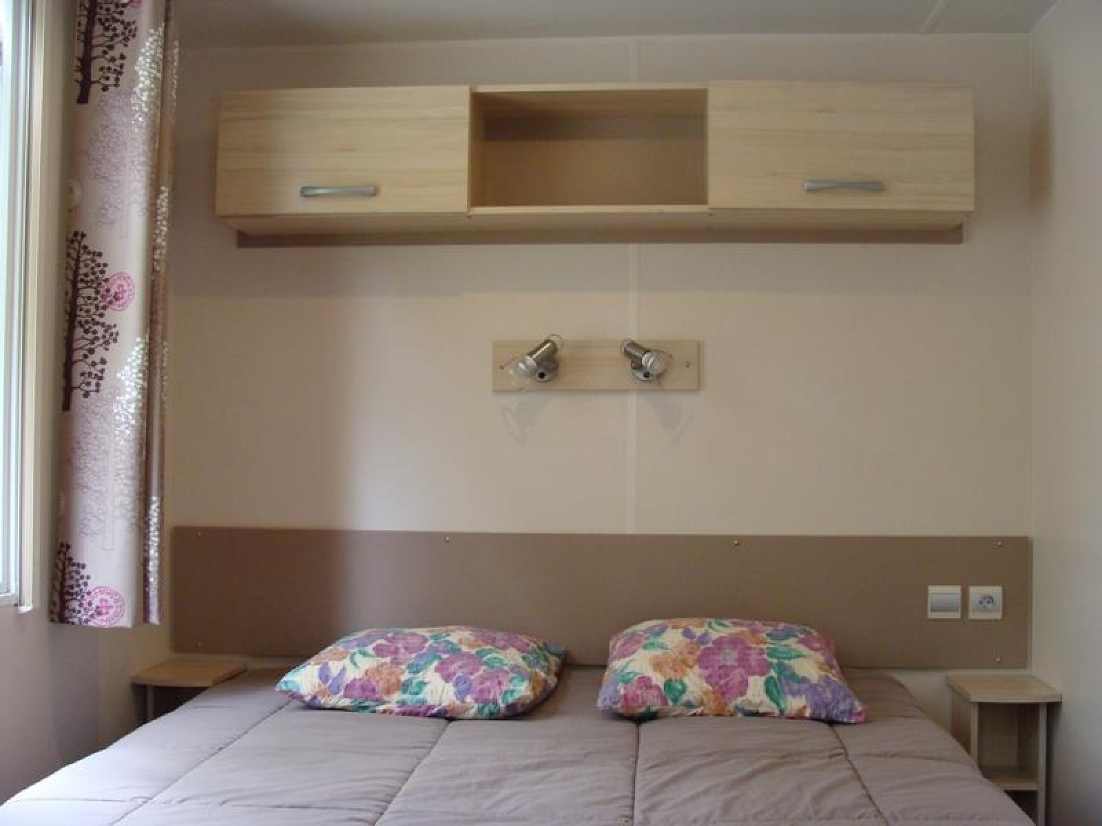Slaapkamer in Mobile home Comfort op Camping La Grande Véyière in Frankrijk met een tweepersoonsbed.