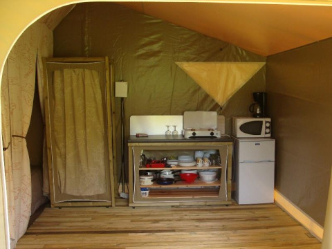 Interno di una tenda safari Lodge «Canada Classic» con angolo cottura al Campeggio La Grande Véyière in Francia.