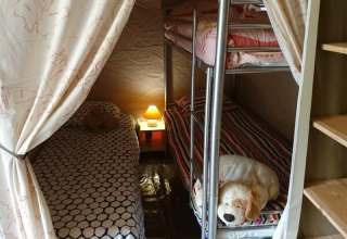 Interno di una tenda safari Lodge «Canada Classic» al Campeggio La Grande Véyière in Francia, con letti accoglienti.