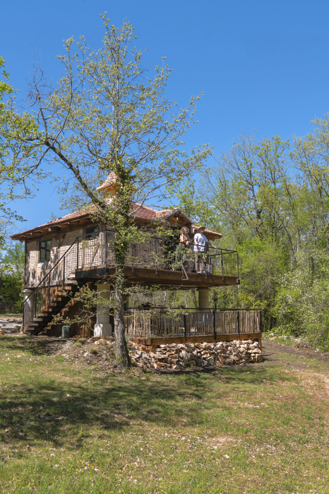 Boomhut Duiventoren op Camping Les 3 Cantons in Frankrijk met balkon en groene omgeving.