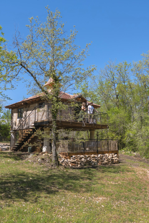 Boomhut Duiventoren op Camping Les 3 Cantons in Frankrijk met balkon en groene omgeving.