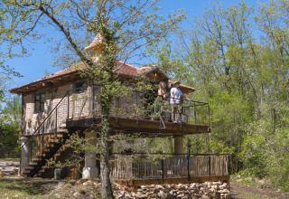 Boomhut Duiventoren op Camping Les 3 Cantons in Frankrijk met balkon en groene omgeving.