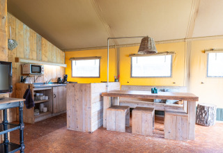 Intérieur d'une tente safari Woodlodge confortable avec meubles en bois au camping De Pampel, Veluwe, Pays-Bas.