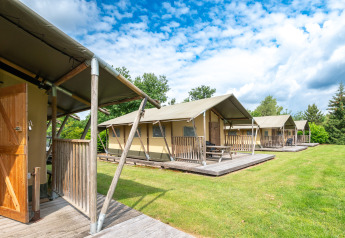 Tiendas safari Woodlodge en el camping De Pampel en Veluwe, Países Bajos, sobre plataformas de madera.