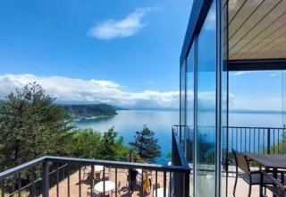 Vista panoramica dal balcone sul mare al campeggio Village Mare Pineta in Friuli-Venezia Giulia, Italia.