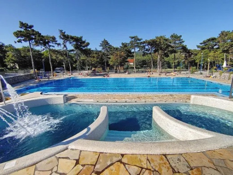 Piscine all'aperto e fontane presso Village Mare Pineta, Friuli-Venezia Giulia, Italia.