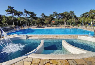 Piscine all'aperto e fontane presso Village Mare Pineta, Friuli-Venezia Giulia, Italia.