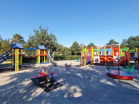 Parco giochi colorato con scivoli e strutture nel campeggio Village Mare Pineta in Friuli-Venezia Giulia.