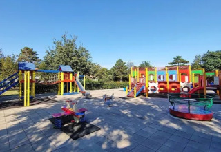 Parco giochi colorato con scivoli e strutture nel campeggio Village Mare Pineta in Friuli-Venezia Giulia.