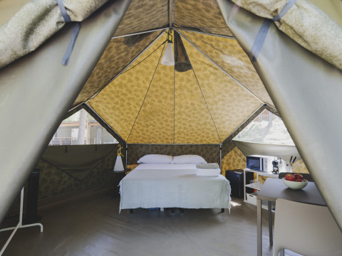 Binnenzicht van een Bell Tent safaritent met dubbel bed en moderne voorzieningen bij Wecamp Pedraforca.