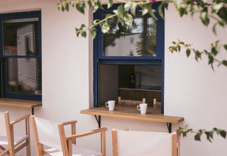 Espace extérieur avec chaises en bois et tasses à la fenêtre, Wecamp Cadaqués, Catalogne, Espagne