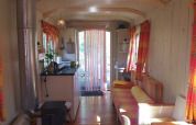 Innenraum eines kleinen Hauses Pipo Wagon mit bunten Vorhängen bei Buytenplaets Suydersee, Niederlande.