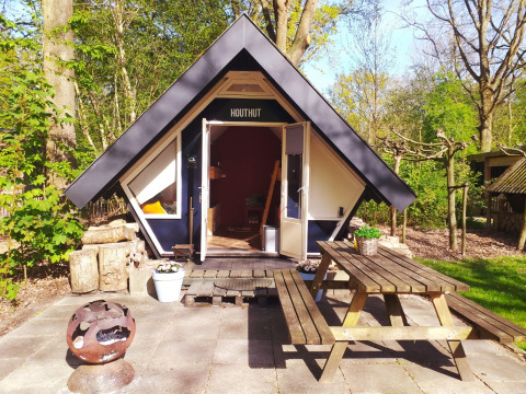 Kleine Hütte namens Hiker's Cabin mit Sitzbank und Feuerstelle bei Buytenplaets Suydersee in den Niederlanden.