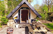 Kleine Hütte namens Hiker's Cabin mit Sitzbank und Feuerstelle bei Buytenplaets Suydersee in den Niederlanden.