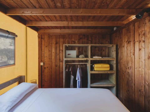 Sfeervolle slaapkamer in een safaritent Lodge Duplex Plus Montgrí bij Wecamp L'Escala Punta Mila in Spanje.