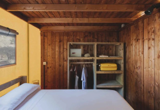 Sfeervolle slaapkamer in een safaritent Lodge Duplex Plus Montgrí bij Wecamp L'Escala Punta Mila in Spanje.