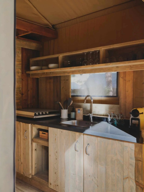 Knusse keuken in Lodge Duplex Plus Montgrí bij Wecamp L'Escala Punta Mila, Spanje, met houten afwerking.