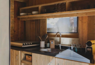 Knusse keuken in Lodge Duplex Plus Montgrí bij Wecamp L'Escala Punta Mila, Spanje, met houten afwerking.