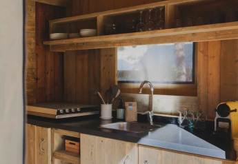 Knusse keuken in Lodge Duplex Plus Montgrí bij Wecamp L'Escala Punta Mila, Spanje, met houten afwerking.