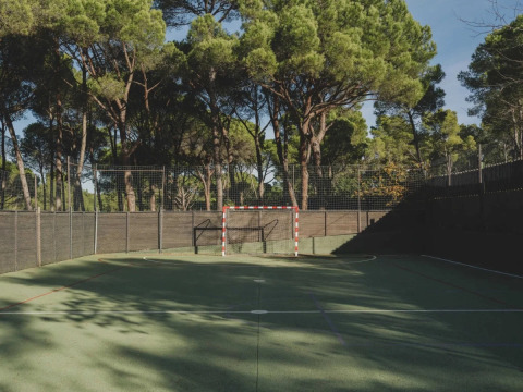 Udendørs sportshal med målbur og træer i baggrunden i Wecamp L'Escala Punta Mila, Catalonien, Spanien.