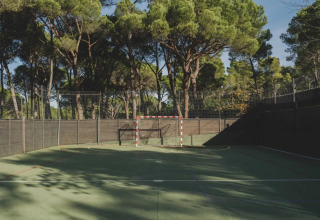 Udendørs sportshal med målbur og træer i baggrunden i Wecamp L'Escala Punta Mila, Catalonien, Spanien.