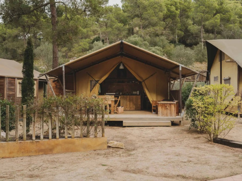 Teltlodge omgivet af træer i ferieparken Wecamp L'Escala Punta Mila, Catalonien, Spanien.