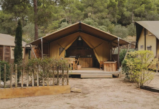 Safari-Zeltunterkunft im Grünen im Ferienpark Wecamp L'Escala Punta Mila, Katalonien, Spanien.