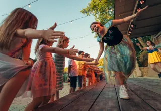 Enfants et adultes déguisés s’amusent sur scène au Vallicella Glamping Resort en Toscane, Italie.