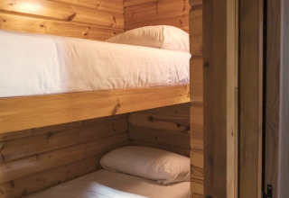 Stapelbed met twee enkele bedden in een houten tiny huisje bij Wecamp Cudillero in Spanje.