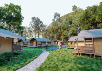Un site de glamping avec des tentes modernes, un sentier, de la verdure et des gens profitant de la nature.