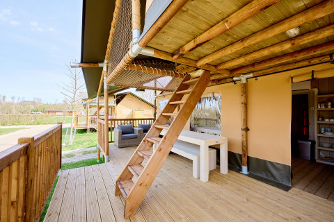 Safari-Zelt Ranger auf dem Campingplatz Spina Family Collection in Italien mit Holzterrasse und Treppe.