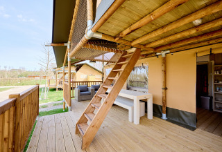Safari-Zelt Ranger auf dem Campingplatz Spina Family Collection in Italien mit Holzterrasse und Treppe.