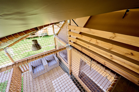 Innenansicht eines Ranger-Safari-Zelts auf dem Campingplatz Spina Family Collection in Italien mit Netzboden.