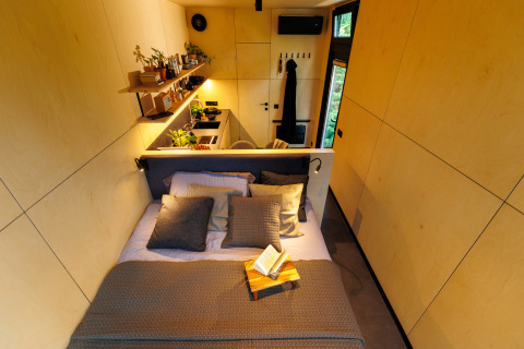 Compacte, moderne lodge met knus bed en keuken bij River Mirrorlodge, Holiday park Mölke, Nederland.