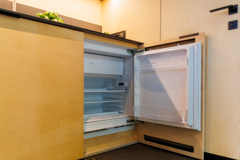 Open ingebouwde koelkast in een moderne keuken bij River Mirrorlodge, Holiday park Mölke, Nederland.