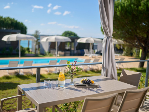 Zicht vanuit de Premium Holiday Home bij Aminess Planet Camping Sirena in Kroatië met zwembad en terras.