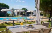 Udsigt fra Premium Holiday Home ved Aminess Planet Camping Sirena i Kroatien med pool og terrassebord.
