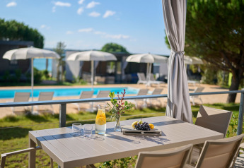 Udsigt fra Premium Holiday Home ved Aminess Planet Camping Sirena i Kroatien med pool og terrassebord.