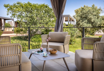 Gemütliche Terrasse mit modernen Gartenmöbeln und Blick ins Grüne, Premium Holiday Home, Aminess Planet Camping Sirena, Kroatien.