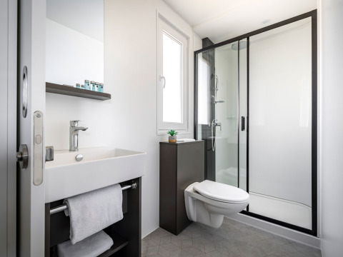 Moderne badkamer met inloopdouche, hangtoilet en wastafel in Premium Holiday Home, Kroatië.