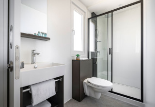 Moderne badkamer met inloopdouche, hangtoilet en wastafel in Premium Holiday Home, Kroatië.